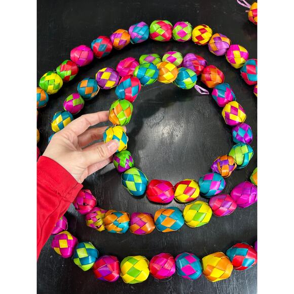Bright- Garland- Weaved Breaded Balls- longer than 113 "- fiesta- preowned - Picture 3 of 6